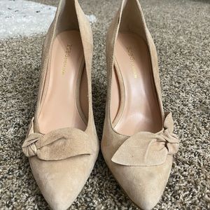 Women’s BCBGeneration Nude Pumps with Bow. Size 7.5.